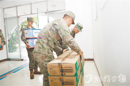 武警江門支隊(duì)官兵搬運(yùn)防疫捐贈物資。
