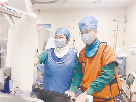 超聲科團(tuán)隊(duì)術(shù)中進(jìn)行食道超聲引導(dǎo)。