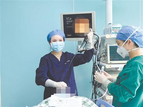 出現(xiàn)持續(xù)咳嗽，應(yīng)到醫(yī)院問診，必要時進(jìn)行專業(yè)檢查。