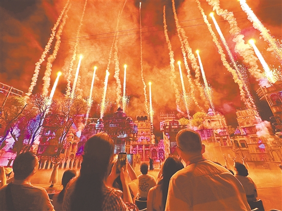 赤坎華僑古鎮(zhèn)的《火秀》節(jié)目吸引眾多游客。