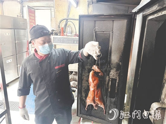 剛出爐的燒鵝香飄四溢。