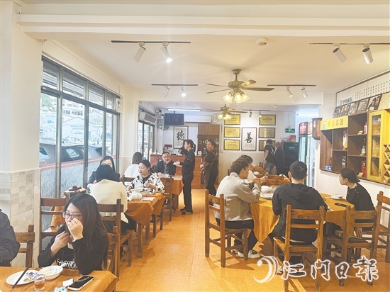 午飯時(shí)間，名遠(yuǎn)恩平菜館座無虛席。