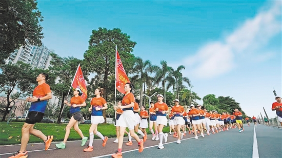 區(qū)跑步運(yùn)動(dòng)協(xié)會(huì)跑友每天晨跑，在晨光中感受城市的魅力。