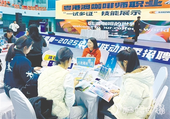 鶴山市人力資源和社會(huì)保障局組織鶴山重點(diǎn)企事業(yè)單位外出招聘，吸引更多人才扎根鶴山。