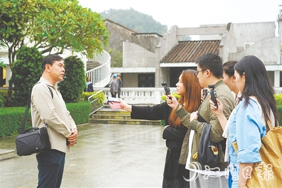 媒體記者在梁啟超故居進行專題拍攝與深度采訪。