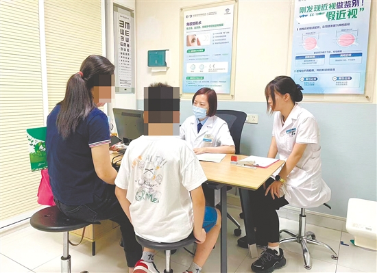 醫(yī)生為近視兒童看診。