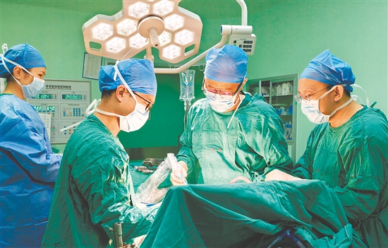 醫(yī)生為患者進行手術。