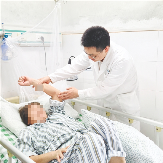 醫(yī)生向患者了解情況。