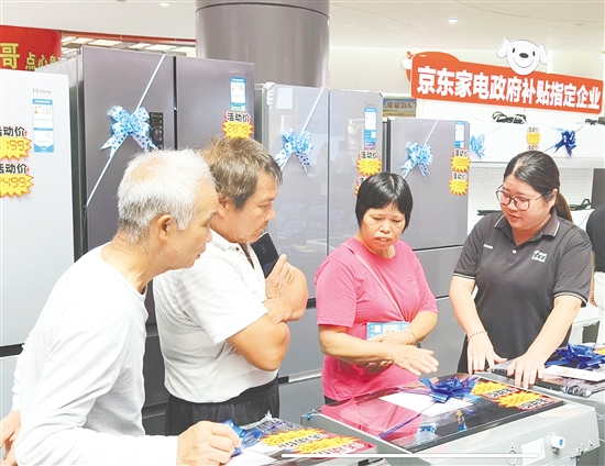 2025年“樂(lè)購(gòu)恩平、暢游恩州”消費(fèi)季活動(dòng)涵蓋房地產(chǎn)、汽車、摩托車、家電、超市、餐飲、景區(qū)、特色農(nóng)產(chǎn)品、電聲器材等多個(gè)領(lǐng)域。當(dāng)天的家電展區(qū)吸引不少市民前來(lái)咨詢。