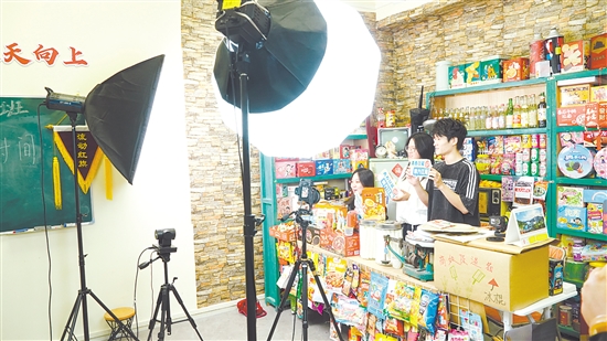 青年學(xué)子正在直播，向網(wǎng)友推薦江海優(yōu)品。