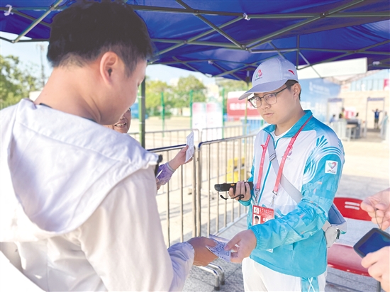 “小海豚”志愿者團(tuán)隊(duì)經(jīng)過(guò)嚴(yán)格篩選和系統(tǒng)培訓(xùn)后正式上崗，服務(wù)崗位涵蓋跟車(chē)隨車(chē)、頒獎(jiǎng)禮儀、場(chǎng)地服務(wù)、反興奮劑檢查、安保安檢、功能區(qū)引導(dǎo)、通用接待以及酒店服務(wù)八大核心領(lǐng)域。