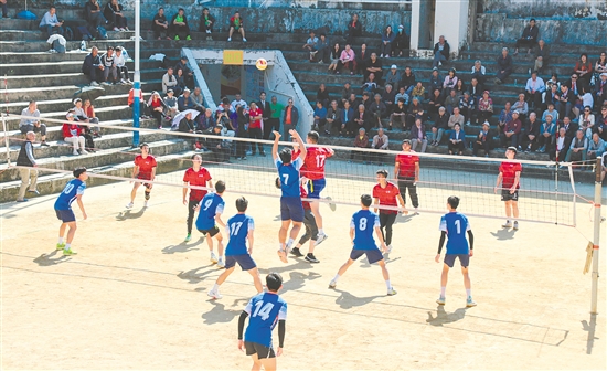 大會(huì)期間，激烈的排球比賽等系列活動(dòng)輪番上演。