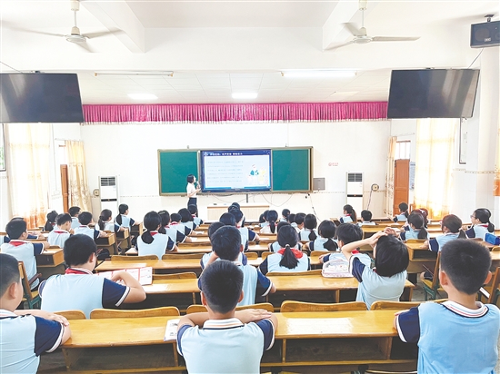 法治副校長(zhǎng)在校園開展“開學(xué)法治第一課”。