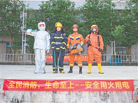 消防員展示各類消防服，宣傳安全用火用電理念。