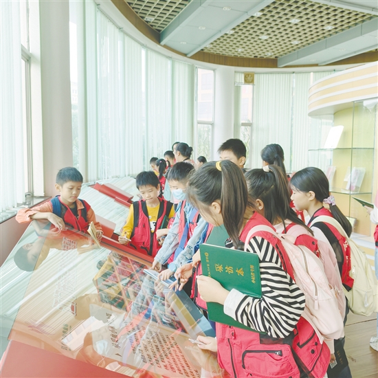 小記者參觀江門市無償獻血教育基地。