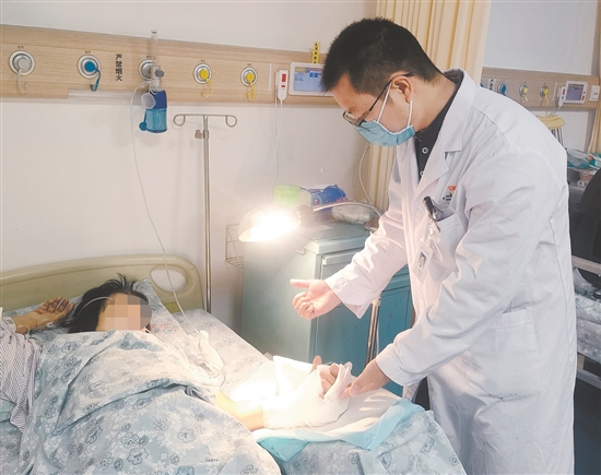 醫(yī)生查看患者情況。