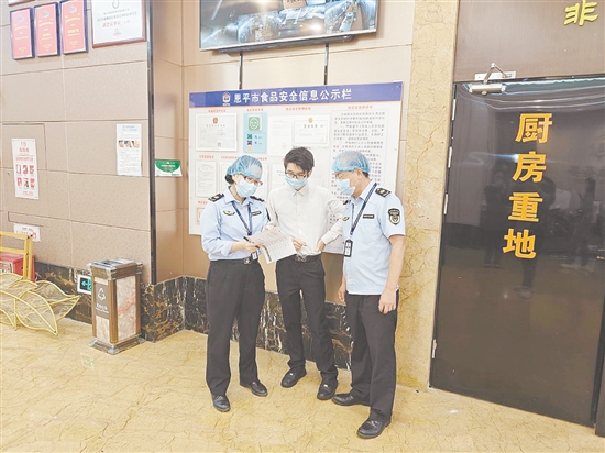 恩平市組織執(zhí)法人員深入接待酒店進(jìn)行現(xiàn)場督促與指導(dǎo)。