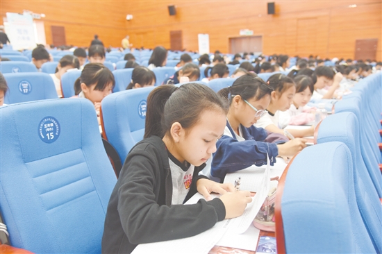 來自恩平市各鎮(zhèn)（街）小學(xué)的238名學(xué)生代表齊聚一堂，用手中的筆書寫家國情懷、展少年才氣。