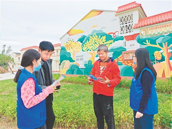 社保志愿者向群眾講解社保政策。