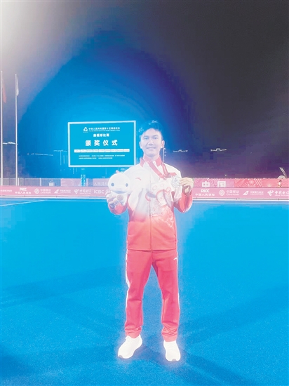 李榮亮助力廣東隊獲得男子曲棍球銀牌。