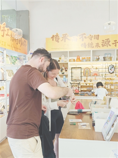 基地創(chuàng)業(yè)者創(chuàng)作的文創(chuàng)產(chǎn)品吸引外國游客關(guān)注。