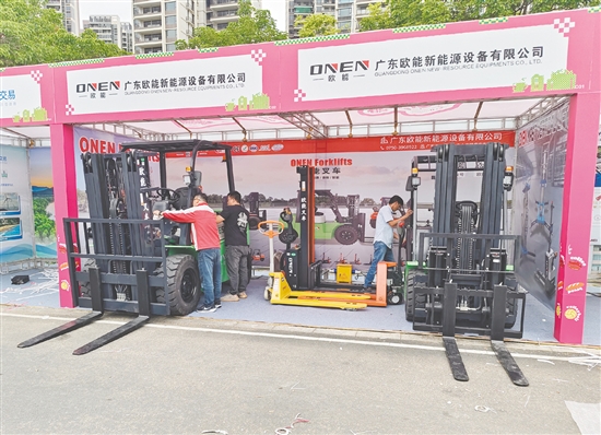 歐能設(shè)備的叉車(chē)產(chǎn)品在國(guó)內(nèi)外展會(huì)上頻繁“露臉”。