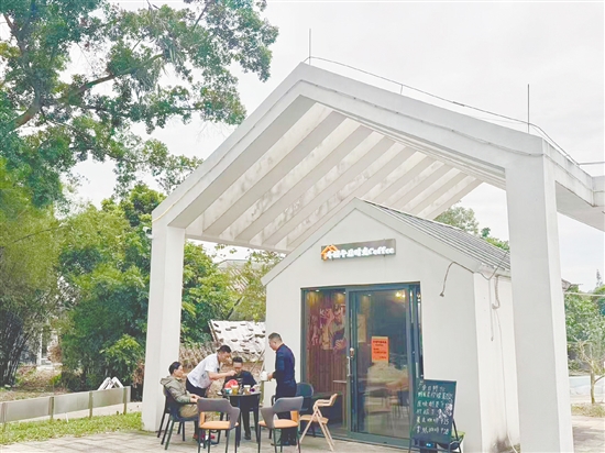 鄉(xiāng)村咖啡店別具特色，吸引村民、鄉(xiāng)親和游客前來“打卡”。