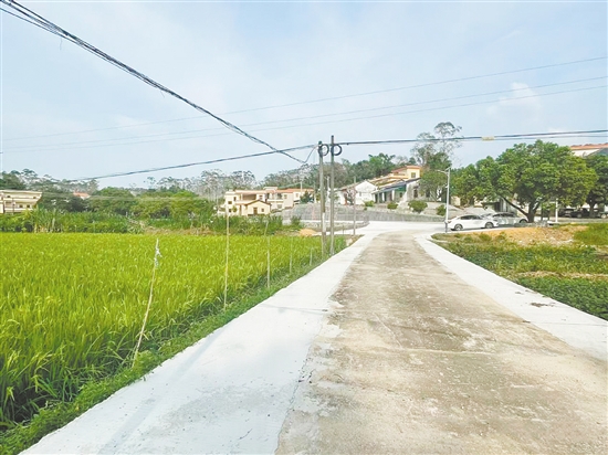 村道拓寬，村民出行更安全。