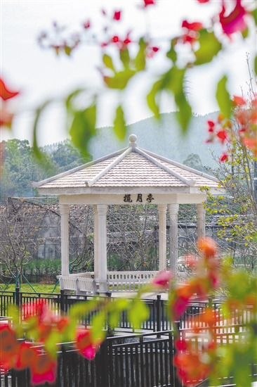 位于櫻花河堤邊上的攬?jiān)峦ぃc攬?jiān)鲁?、大昆侖山和小昆侖山遙相呼應(yīng)。