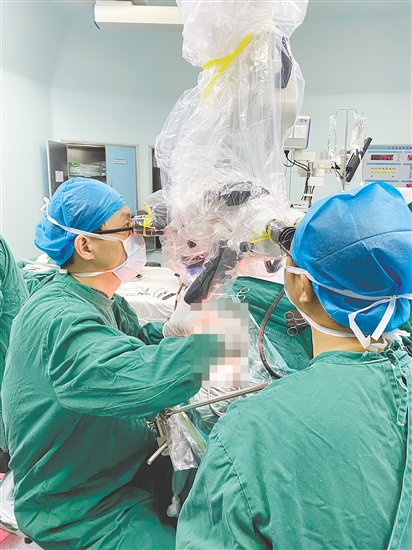 醫(yī)生對患者進(jìn)行手術(shù)。