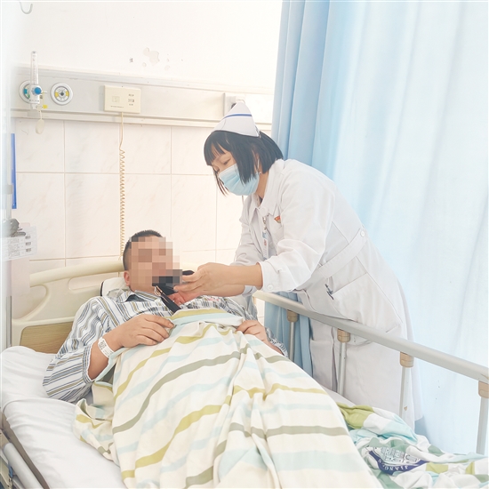 護士對患者進行健康宣教。