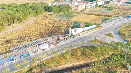 位于牛江鎮(zhèn)高速出入口，集省道驛站、超充停車場于一體的新綜合體，正在搭建鋼結構。