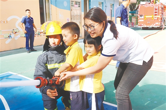 恩平市第一幼兒園開展消防演練。