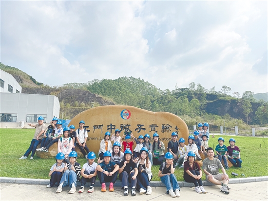 親子家庭到江門中微子實(shí)驗(yàn)室開展研學(xué)活動。