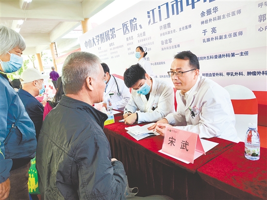 專家們細(xì)致詢問病史、查看檢查報告，為市民制訂個性化診療方案。