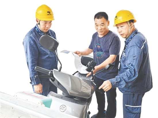 開平供電局組織人員到小區(qū)開展電動自行車充電安全科普宣傳。