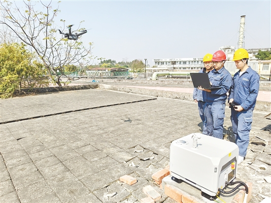 開平供電局引入固定機巢智能巡檢系統(tǒng)，實現(xiàn)赤坎、塘口鎮(zhèn)架空線路無人機巡視100%覆蓋。劉俊豪