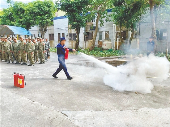 參訓(xùn)人員學(xué)習(xí)操作滅火器撲滅明火，有效提升對(duì)初期火災(zāi)的快速響應(yīng)和協(xié)同處置能力。