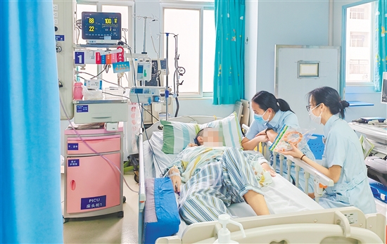 護(hù)理團(tuán)隊(duì)創(chuàng)新“疼痛評(píng)估—體位管理—心理干預(yù)”三位一體模式，為患者提供全方位照護(hù)。