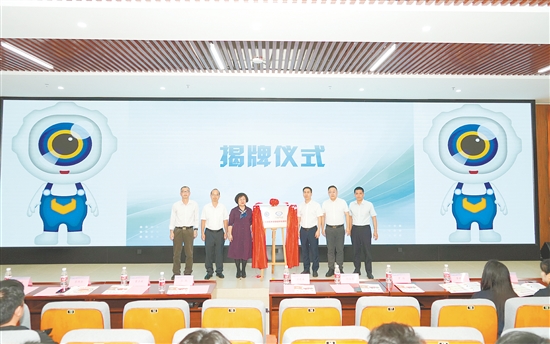 “粵菜師傅營(yíng)養(yǎng)健康餐研發(fā)基地”揭牌儀式現(xiàn)場(chǎng)。