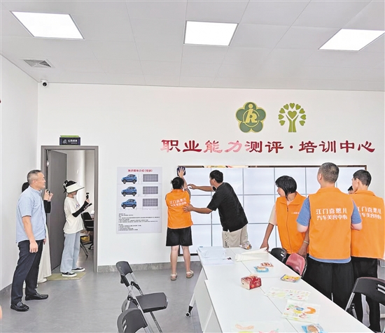 洗車中心負(fù)責(zé)人在對(duì)“喜憨兒”進(jìn)行洗車培訓(xùn)。