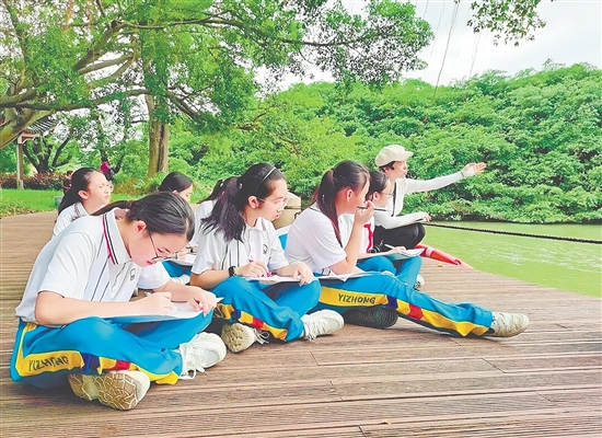 學(xué)生在觀鳥研學(xué)活動中增強愛鳥護鳥意識。