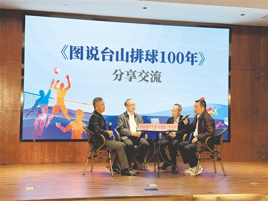 岑向權(quán)（左一）交流分享新書(shū)內(nèi)容。