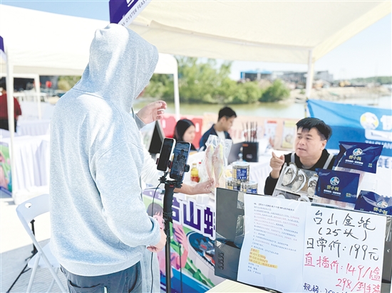 直播過程中，主播們不僅推介生蠔產(chǎn)品，更同步展示臺山的海洋風光、漁家文化、僑鄉(xiāng)風情。