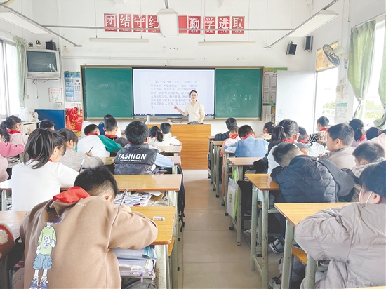 為讓孩子們精準(zhǔn)把握寫作主題與思路，老師在課堂上開(kāi)展主題講解、思路點(diǎn)撥與技巧指導(dǎo)。