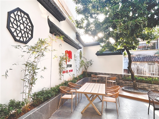 “軍號書吧”是一處露天院落，環(huán)境優(yōu)美。