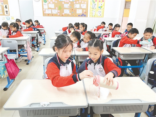 心理課上，老師讓學生們通過小游戲體驗如何處理合作中的矛盾和沖突。