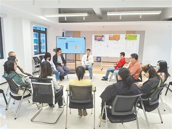 體驗(yàn)營(yíng)創(chuàng)新采用角色模仿等互動(dòng)方式，帶領(lǐng)親子家庭開展體驗(yàn)式學(xué)習(xí)。