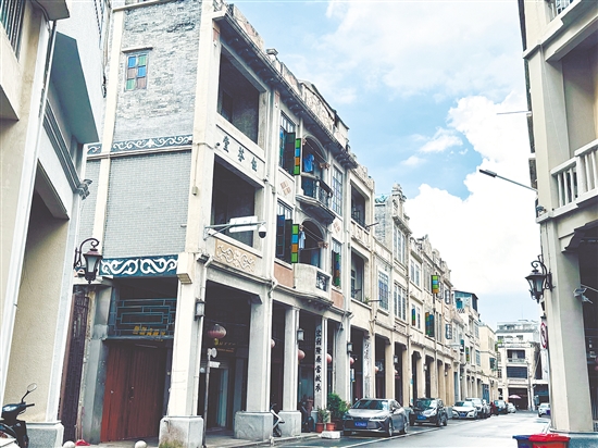 隨著電影《捕風(fēng)追影》火熱上映，臺(tái)山臺(tái)城歷史文化街區(qū)的華僑建筑走進(jìn)大眾視野，備受關(guān)注。