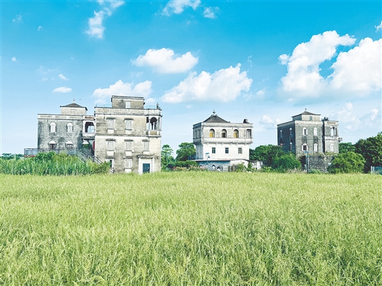 斗山鎮(zhèn)浮月村洋樓群展現(xiàn)百年前華僑對(duì)西方建筑美學(xué)的理解，它們是華僑奮斗的見證，也是華僑愛國(guó)愛鄉(xiāng)的象征。